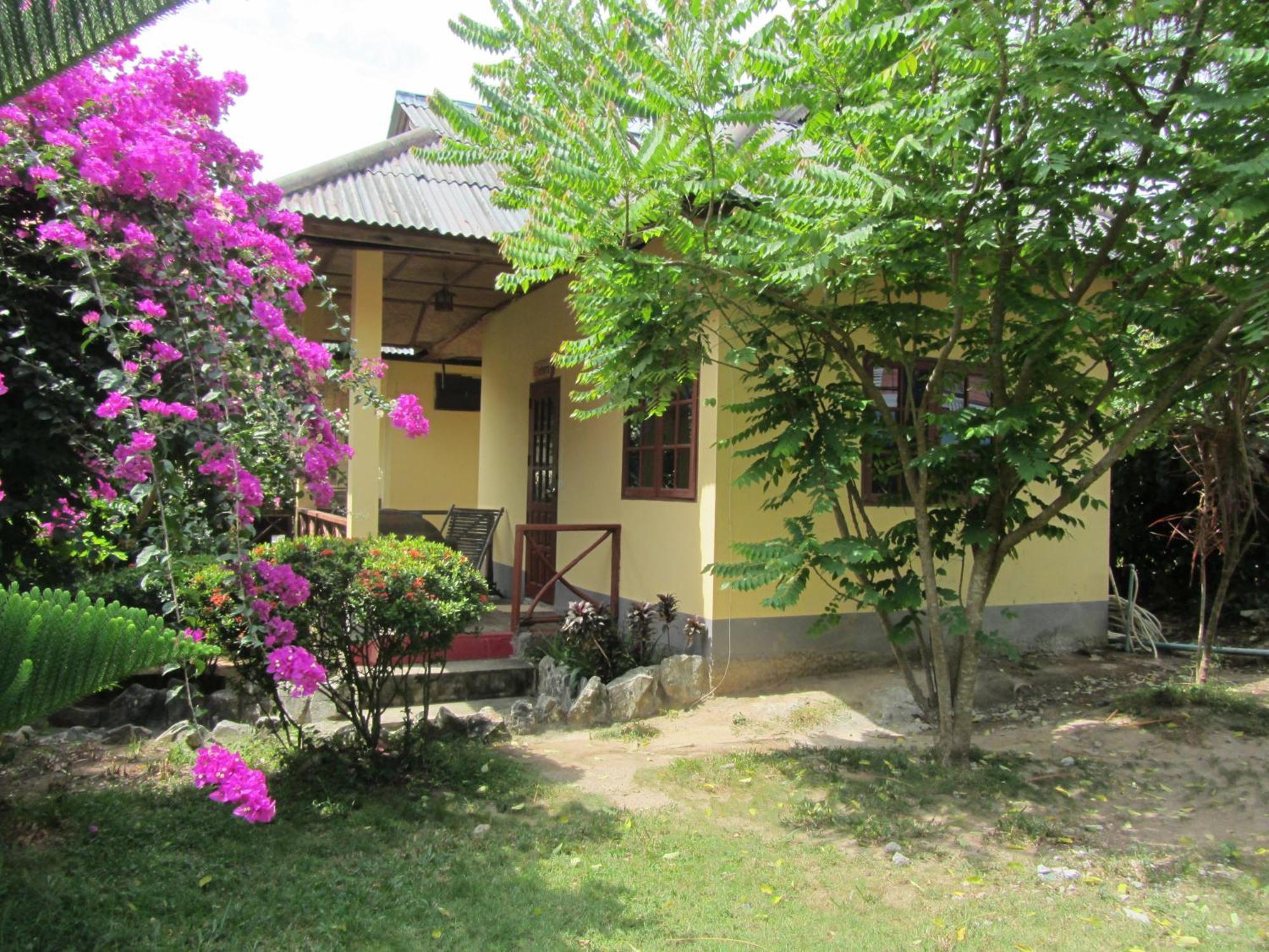 Flower Paradise Bungalows & Swiss Restaurant Roestiland Lamai Beach  Номер фото